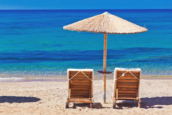 带椅子和雨伞的海滩景观 — 图库照片