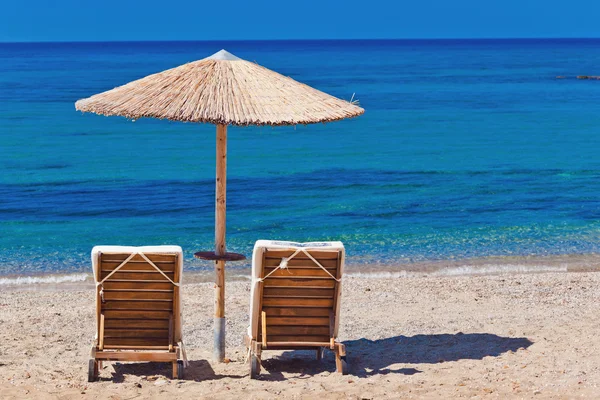 Blick auf den Strand mit Liegestühlen und Sonnenschirmen — Stockfoto