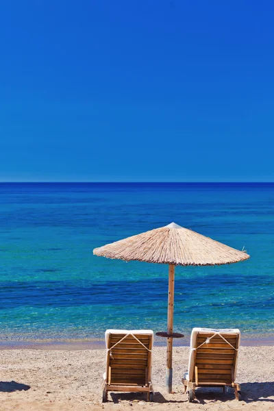 Vista de la playa con sillas y sombrillas — Foto de Stock