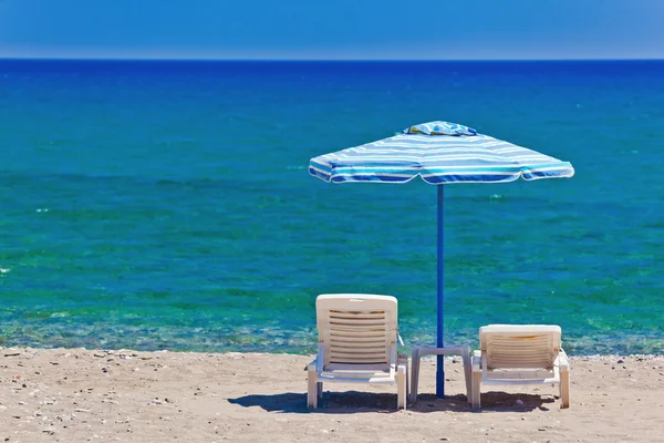 Vista sulla spiaggia con sedie e ombrelloni — Foto Stock