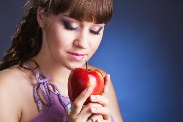 Schöne junge Frau mit rotem Apfel — Stockfoto
