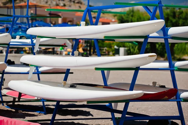 Deski surfingowe na plaży — Zdjęcie stockowe