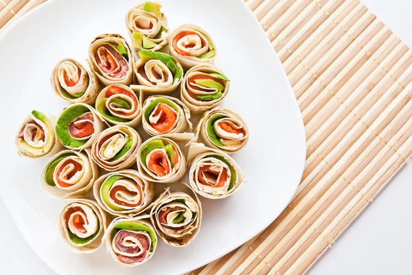 Snack mit Forelle und Avocado — Stockfoto