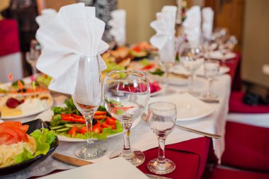 Bir olay partisi için tablo ayarlandı