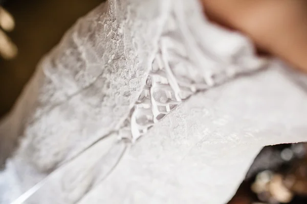 Zadní část nevěsta ve svatebních šatech — Stock fotografie