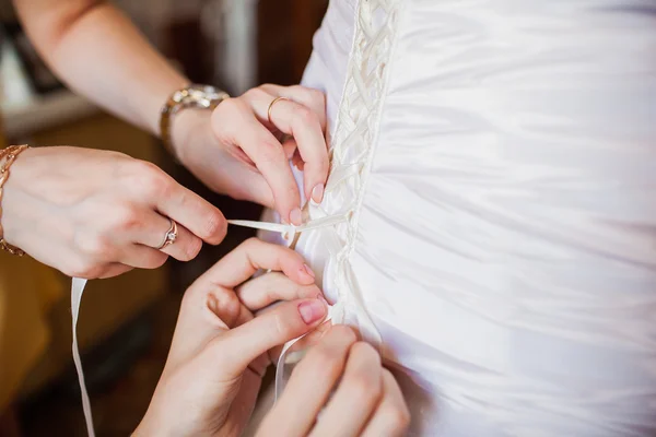 Zadní část nevěsta ve svatebních šatech — Stock fotografie