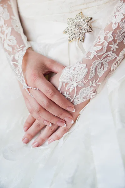 Hermosas manos de novia con manicura — Foto de Stock