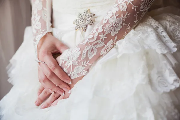 Schöne Hände der Braut mit Maniküre — Stockfoto