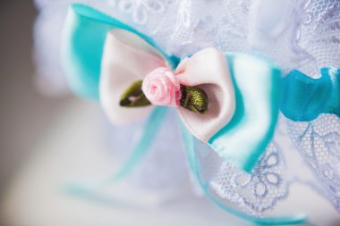 Beyaz bir çarşaf jartiyer