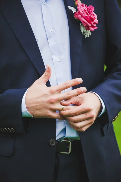 Närbild av elegans man händerna med ring — Stockfoto