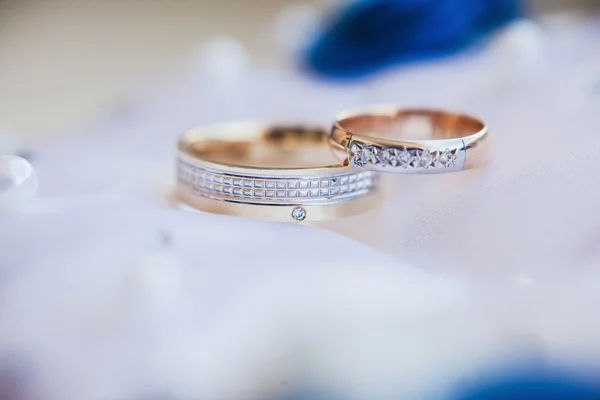 Anillos de boda de oro — Foto de Stock