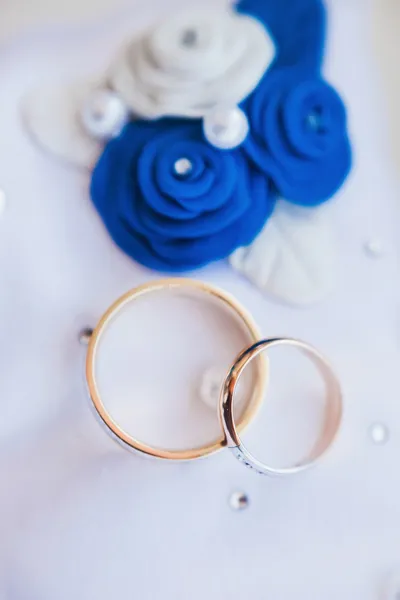 Anillos de boda de oro — Foto de Stock