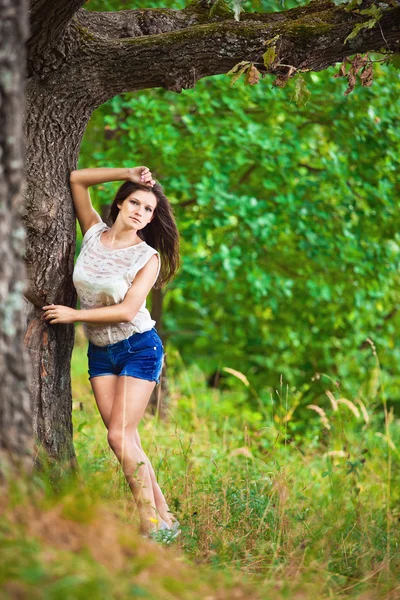 Retrato de moda de mujer sensual joven en el jardín —  Fotos de Stock