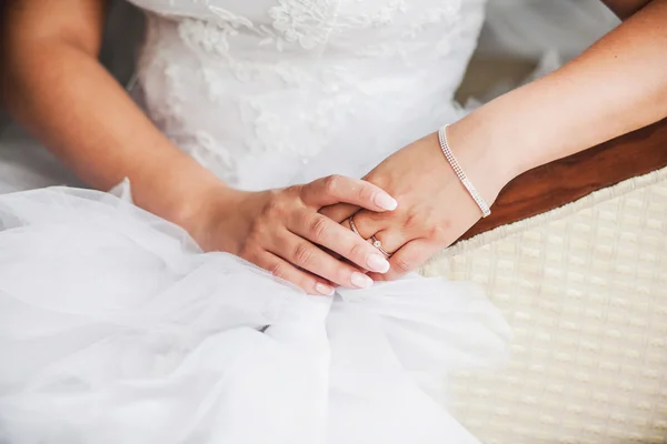 Hermosas manos de novia con manicura — Foto de Stock