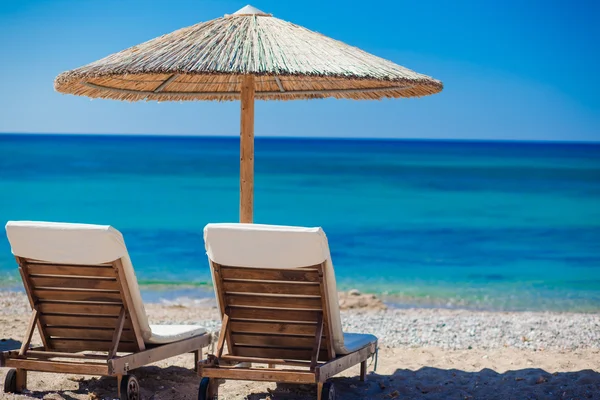 Вид на пляж зі стільцями і парасольками — стокове фото