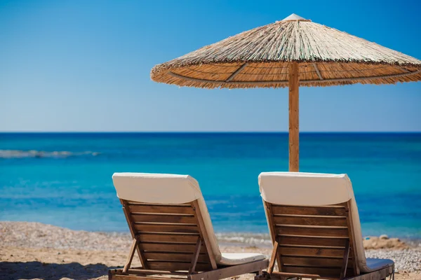 Vista de la playa con sillas y sombrillas —  Fotos de Stock
