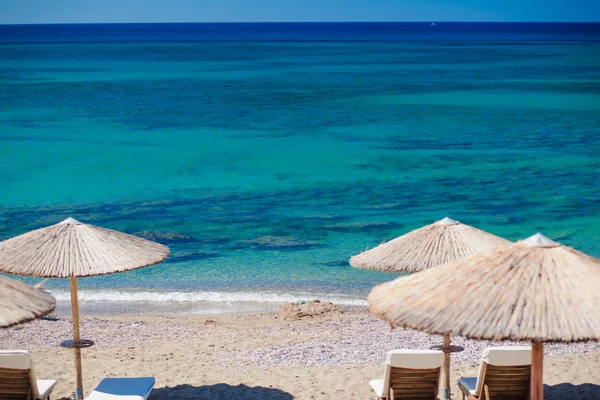 Vue de la plage avec chaises longues et parasols — Photo