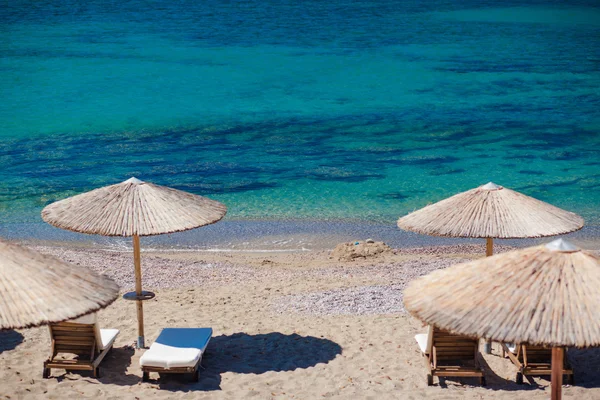 Vista de la playa con sillas y sombrillas — Foto de Stock