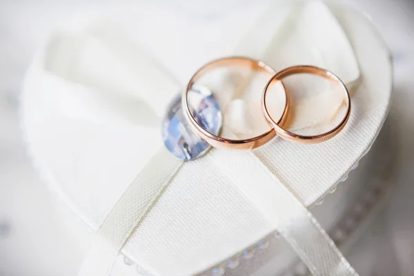 Anillos de boda de oro — Foto de Stock