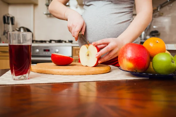 Mulher grávida bonita na cozinha — Fotografia de Stock