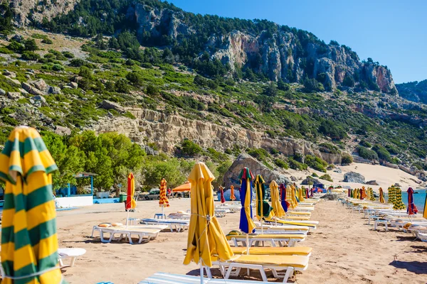 Blick auf den Strand mit Liegestühlen und Sonnenschirmen — Stockfoto