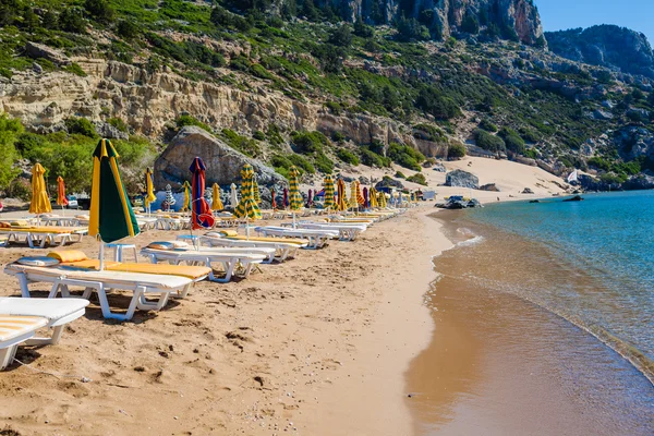 Sandalyeler ve şemsiyelerle kumsal manzarası — Stok fotoğraf