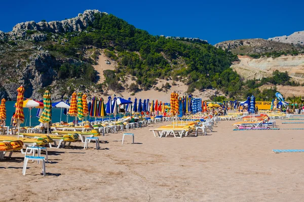 Вид на пляж со стульями и пумбреллами — стоковое фото