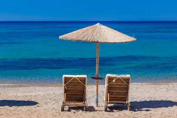 Utsikt över stranden med stolar och parasoller — Stockfoto