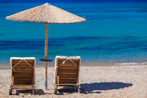 Blick auf den Strand mit Liegestühlen und Sonnenschirmen — Stockfoto