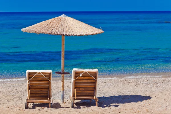 Vista sulla spiaggia con sedie e ombrelloni — Foto Stock