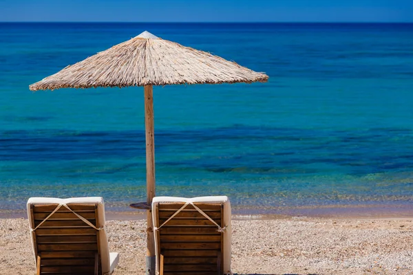 Вид на пляж со стульями и пумбреллами — стоковое фото