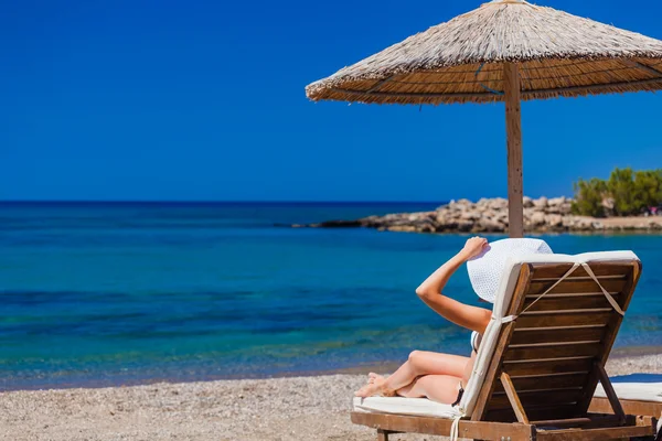 Vista sulla spiaggia con sedie e ombrelloni — Foto Stock