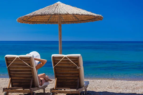 Vue de la plage avec chaises longues et parasols — Photo