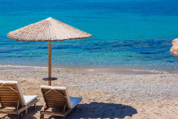 Vista de la playa con sillas y sombrillas — Foto de Stock