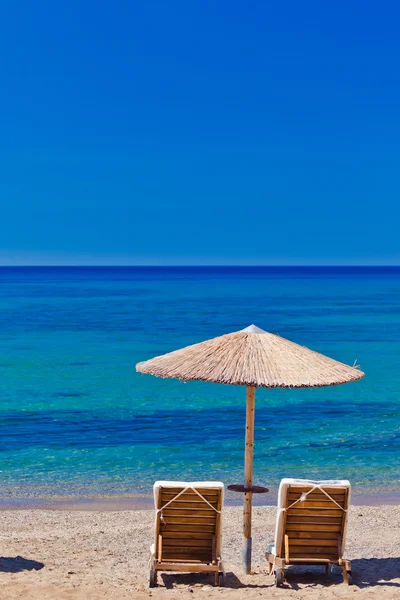 Vista de la playa con sillas y sombrillas —  Fotos de Stock