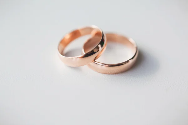 Anillos de boda de oro — Foto de Stock