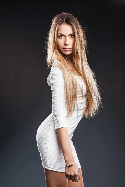 Szőke modell szép hosszú haj és a gömbölyű test pózol — Stock Fotó