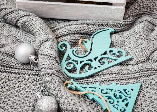 在针织毛毯上用银色和蓝色装饰的圣诞装饰品 — 图库照片