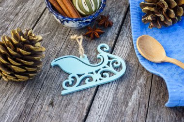 Ahşap arka planda Noel süslemeleri ve reklam alanı