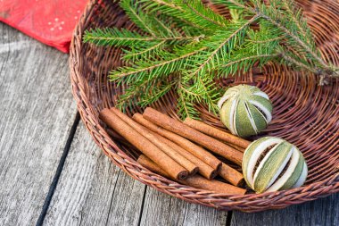 Ahşap arka planda Noel süslemeleri ve reklam alanı