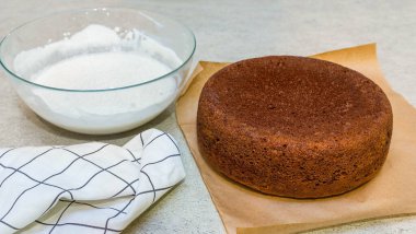 Tatlı pasta yapma sürecinde adım adım. Altıncı adım.