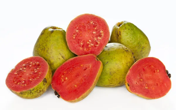 Rosa guava med halvor isolerad på vit — Stockfoto