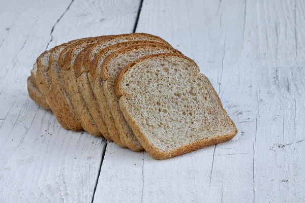 Geschnittenes Weizenbrot — Stockfoto