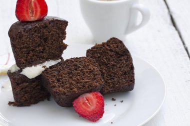 ? hocolate kek krem ve çilek