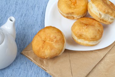 Bismarck çörek bir plaka üzerinde