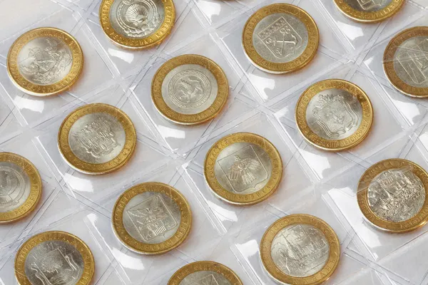 Yıldönümü Koleksiyonu ruble bir beyaz bir klyasser içinde paralar