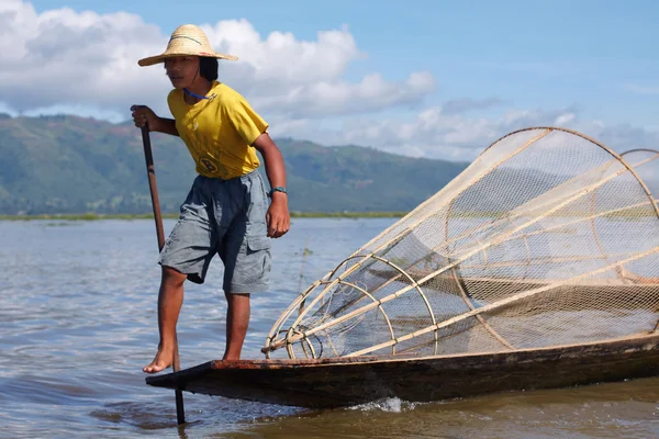 Genç balıkçı için Inle Gölü