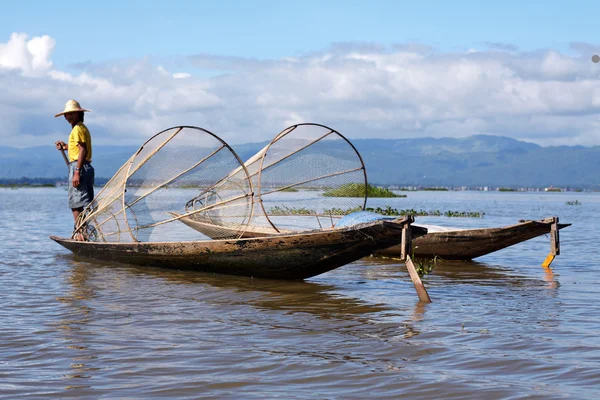 Inle, geleneksel göl üzerinde genç balıkçı balıkçılık