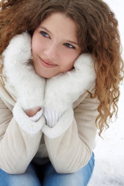 genç kız gülümseyerek, akan saç, bir yana görünüyor