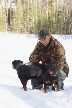 adam iki av köpekleri ile ilgili bir ipucu jagdterriers içinde tutar.